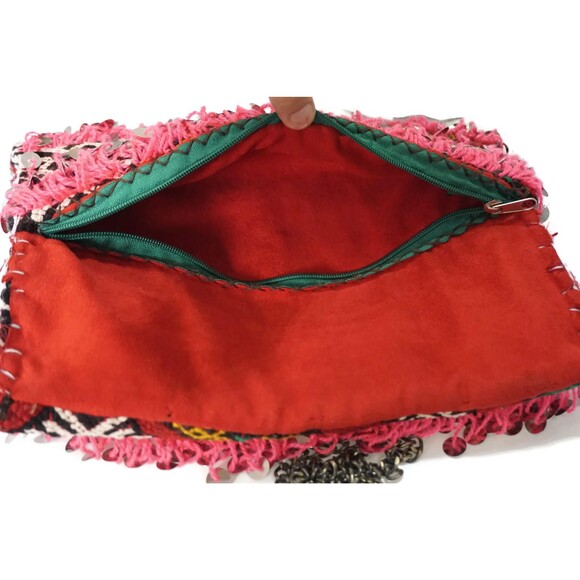 Vintage Moroccan Kilim Clutch: Handmade Berber Crossbody Bag - Picture 8 of 10
